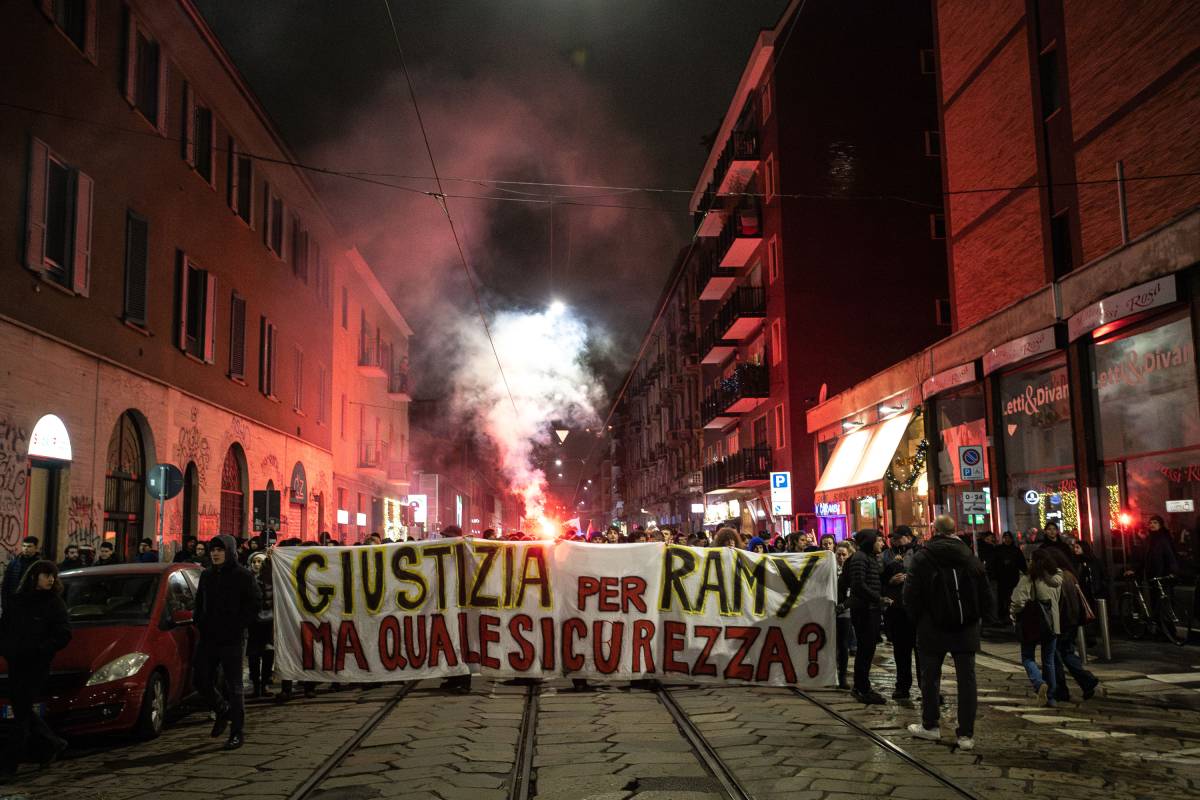 Torino, scontri tra antagonisti e forze dell’ordine alla manifestazione per Ramy