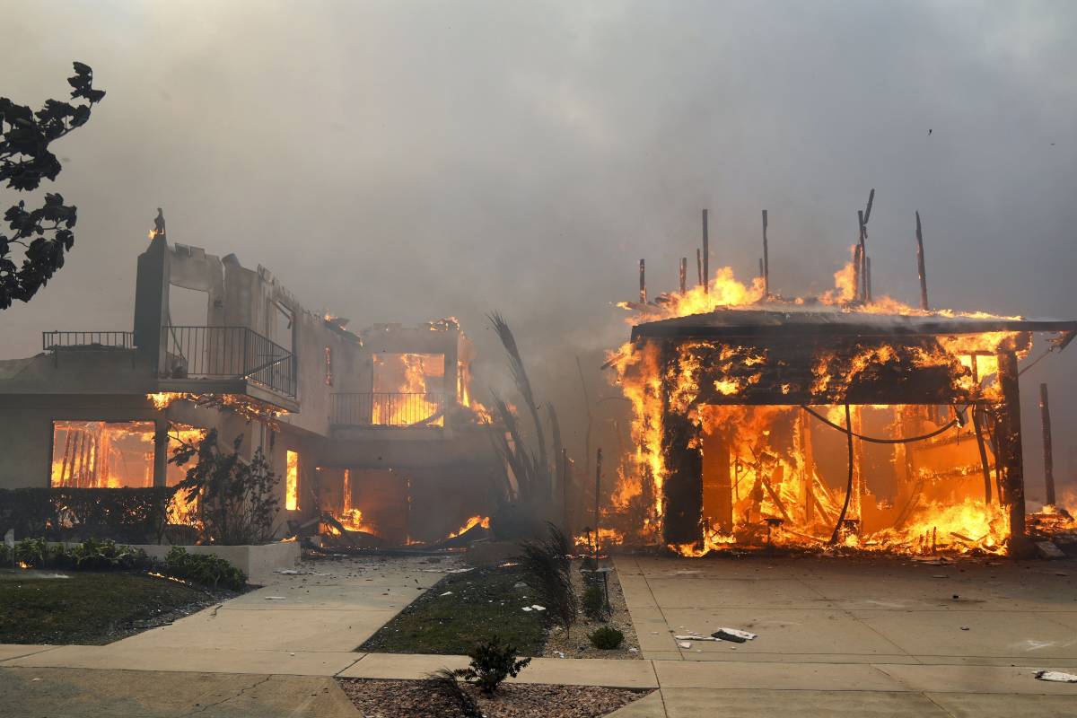 Inferno a Los Angeles. "Sta bruciando tutto"