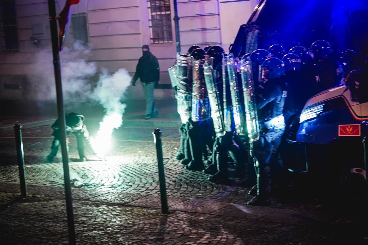 Scontri a Torino tra forze dell'ordine e antagonisti