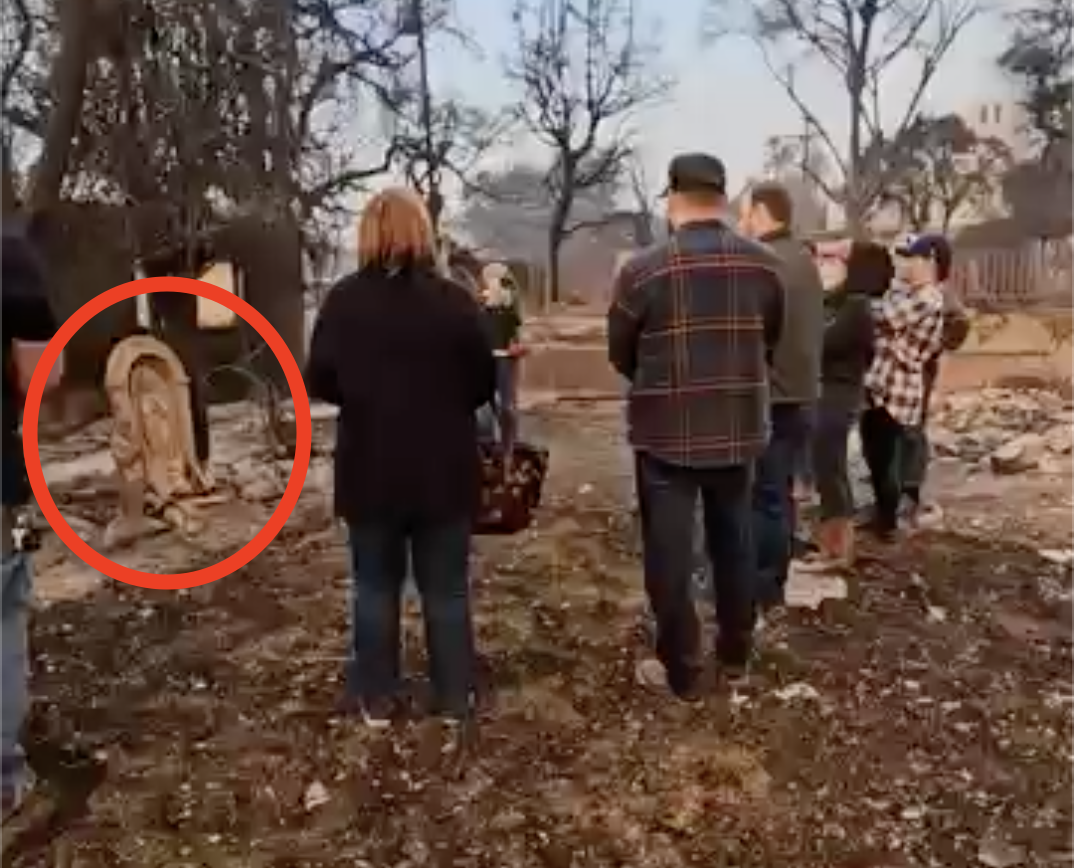 La famiglia Halpin riunita in preghiera nel giardino della loro casa rasa al suolo dall'incendio. L'unico oggetto rimasto intatto la statua della Madonna di Guadalupe