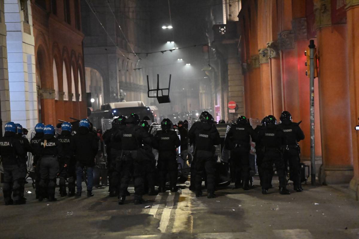 Scontri tra forze dell’ordine e antagonisti a Bologna