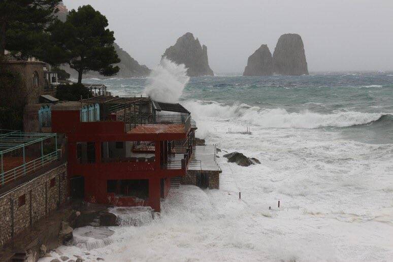 Maltempo in Campania: allagamenti e forte vento, isolata Capri. Prorogata l'allerta meteo