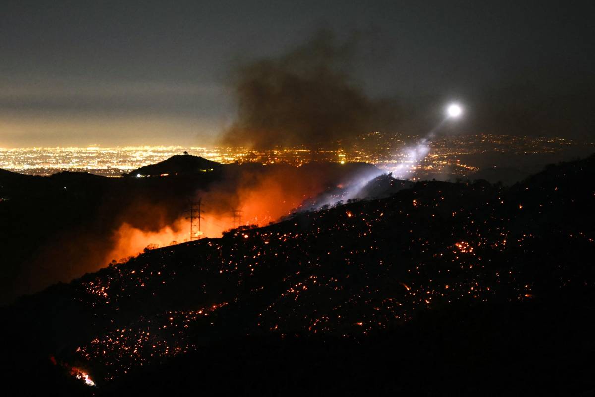 Los Angeles, venti di fuoco. "I roghi peggioreranno"