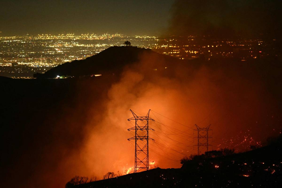 Piromani, guasti elettrici e fiamme riattivate dal vento: così è cominciato l'inferno a Los Angeles