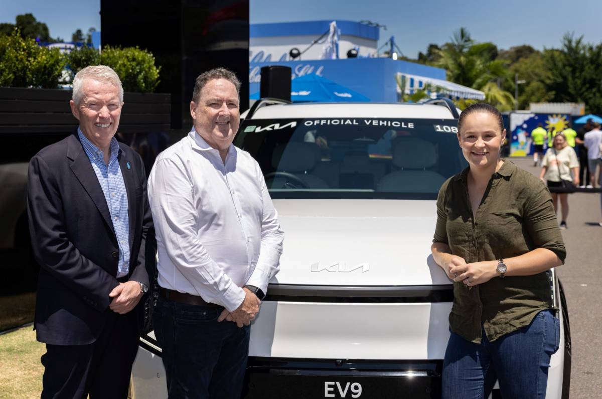 Damien Meredith (CEO di Kia Australia), Craig Tiley (direttore del torneo) e Ash Barty (Tennista australiana) 