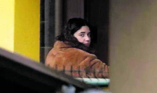 Chiara è tornata nella villetta dove ha sepolto i suoi neonati. Gli scatti in balcone e giardino