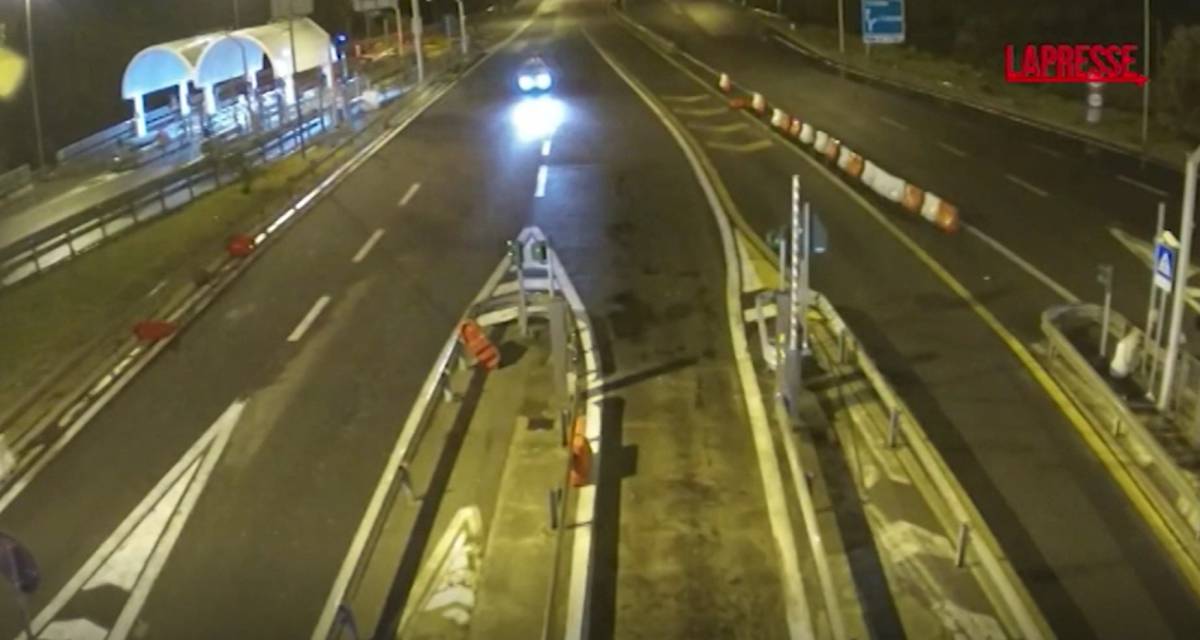 Ubriaco e contromano in autostrada: la folle corsa sulla A18