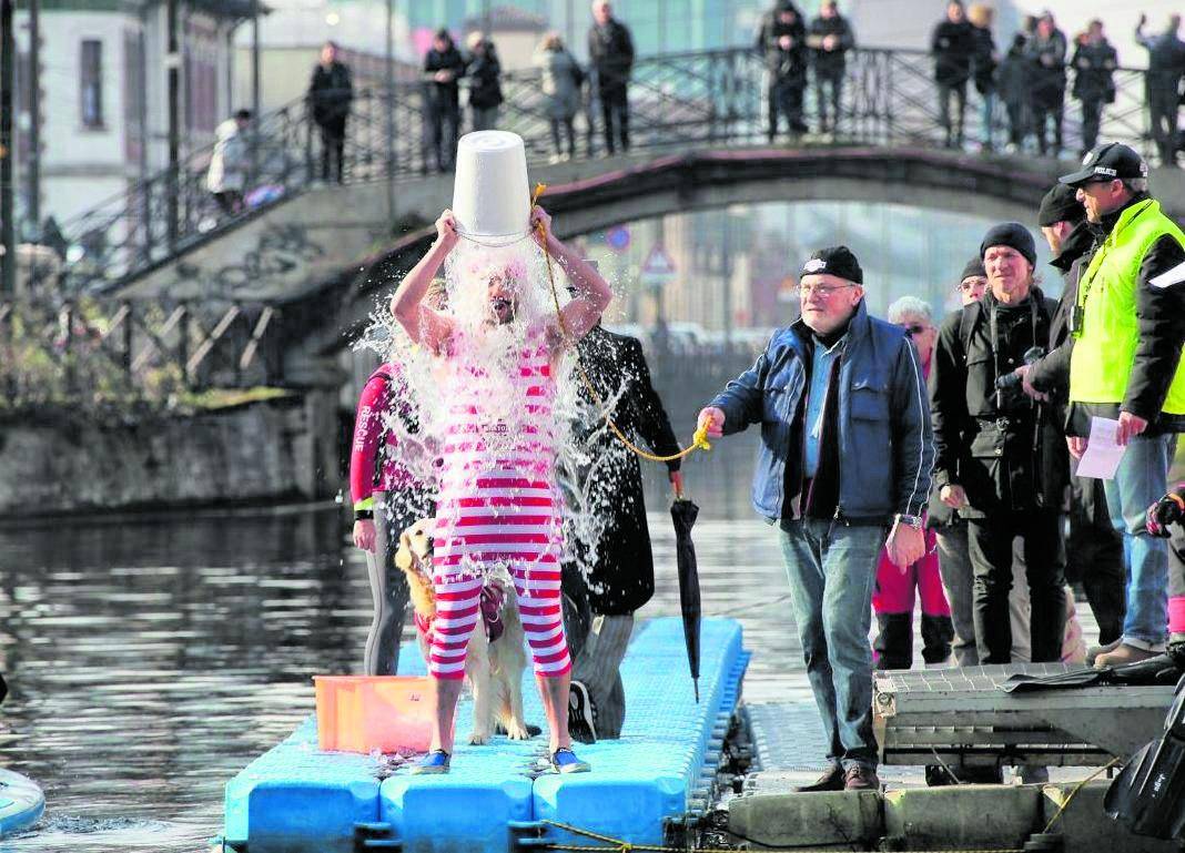 Cimento, una nuotata nei Navigli per ricordare l'assessore Guaineri