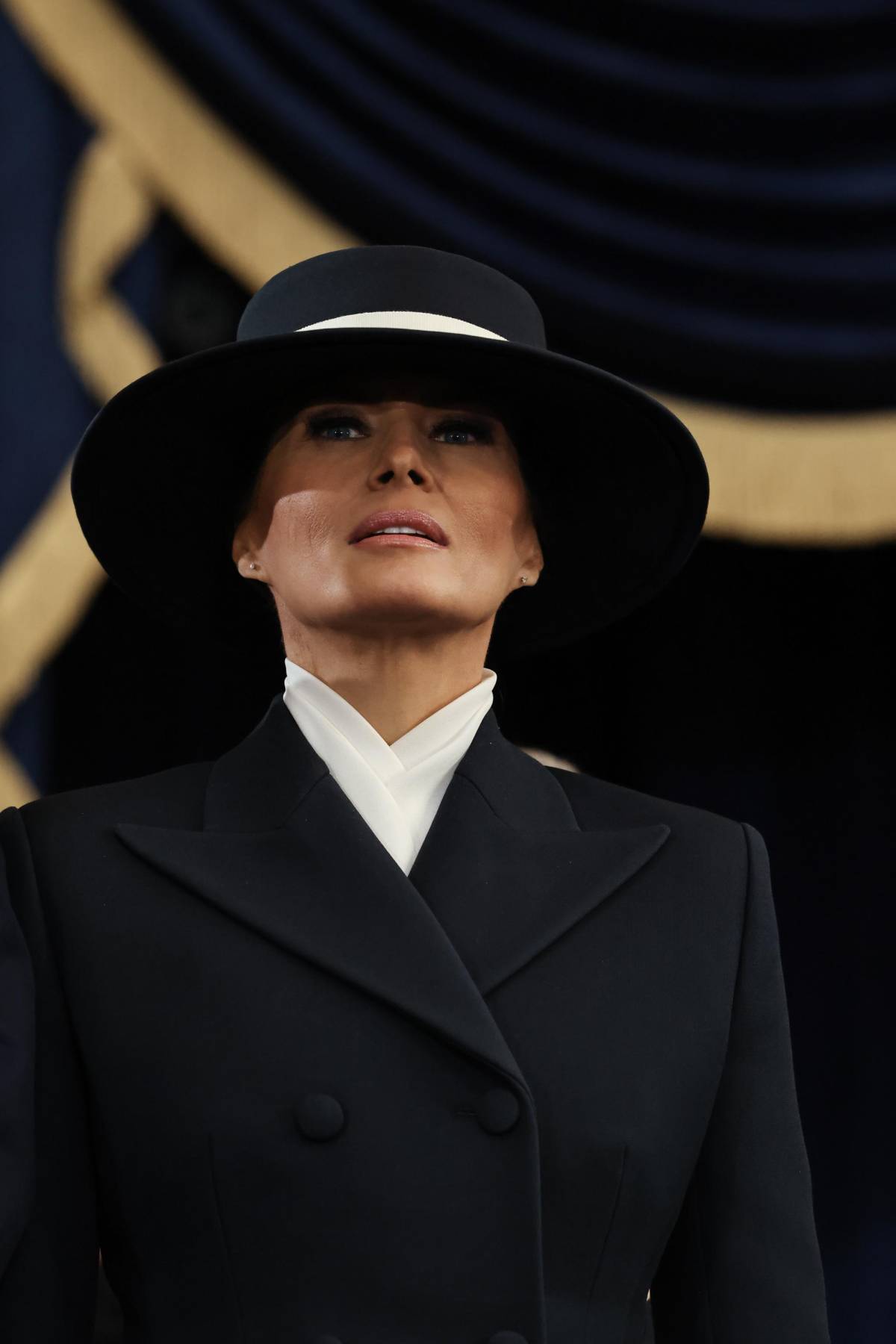 Melania impeccabile, la moglie di Bezos troppo scollata e i pallidi Clinton: i look del giuramento