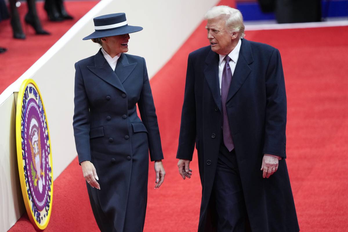 Melania con il cappello anche alla cena di gala. E il décolleté di lady Bezos