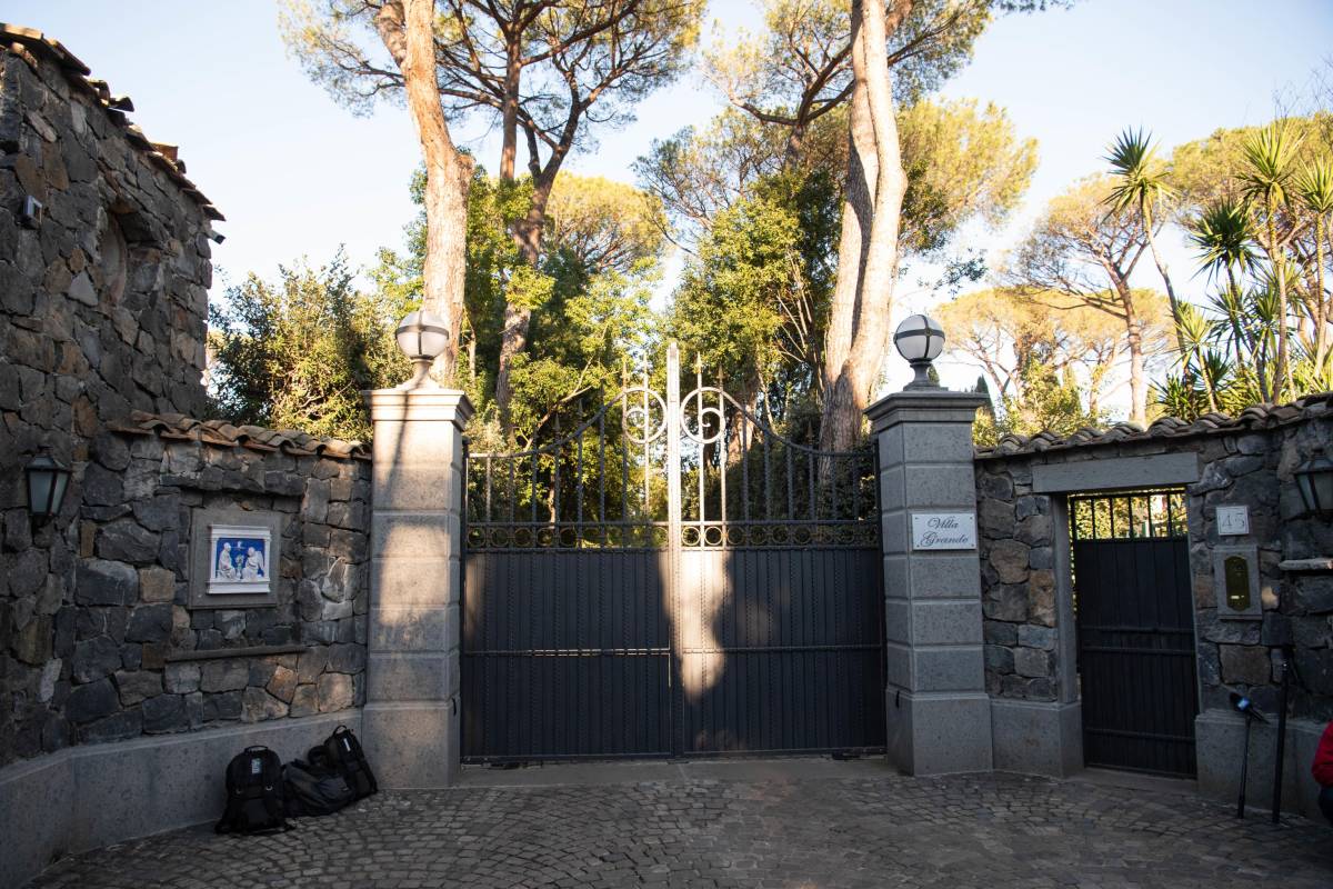 L'entrata di Villa Grande, la splendida Villa Sull'Appia a Roma diventerà la sede di rappresentanza della Fininvest nella Capitale