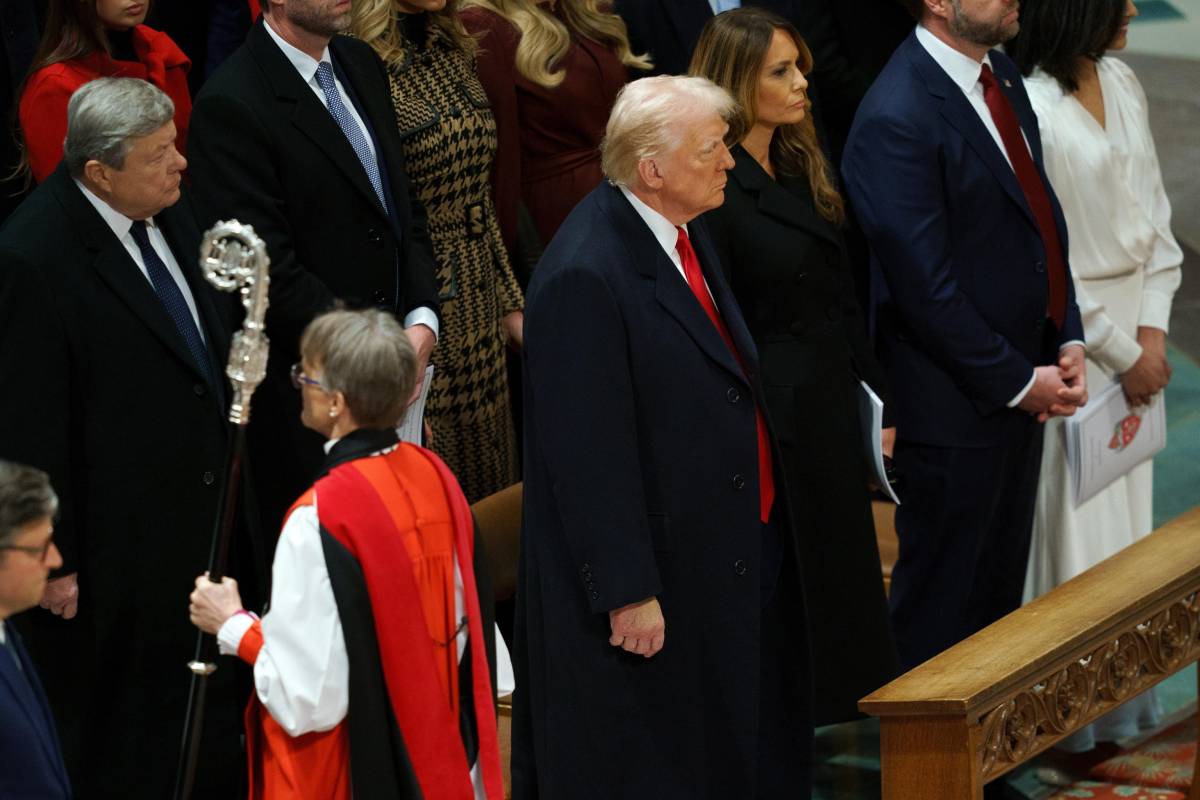 "Abbia pietà". "Tono sgradevole". Il monito del vescovo donna e la frecciata di Trump