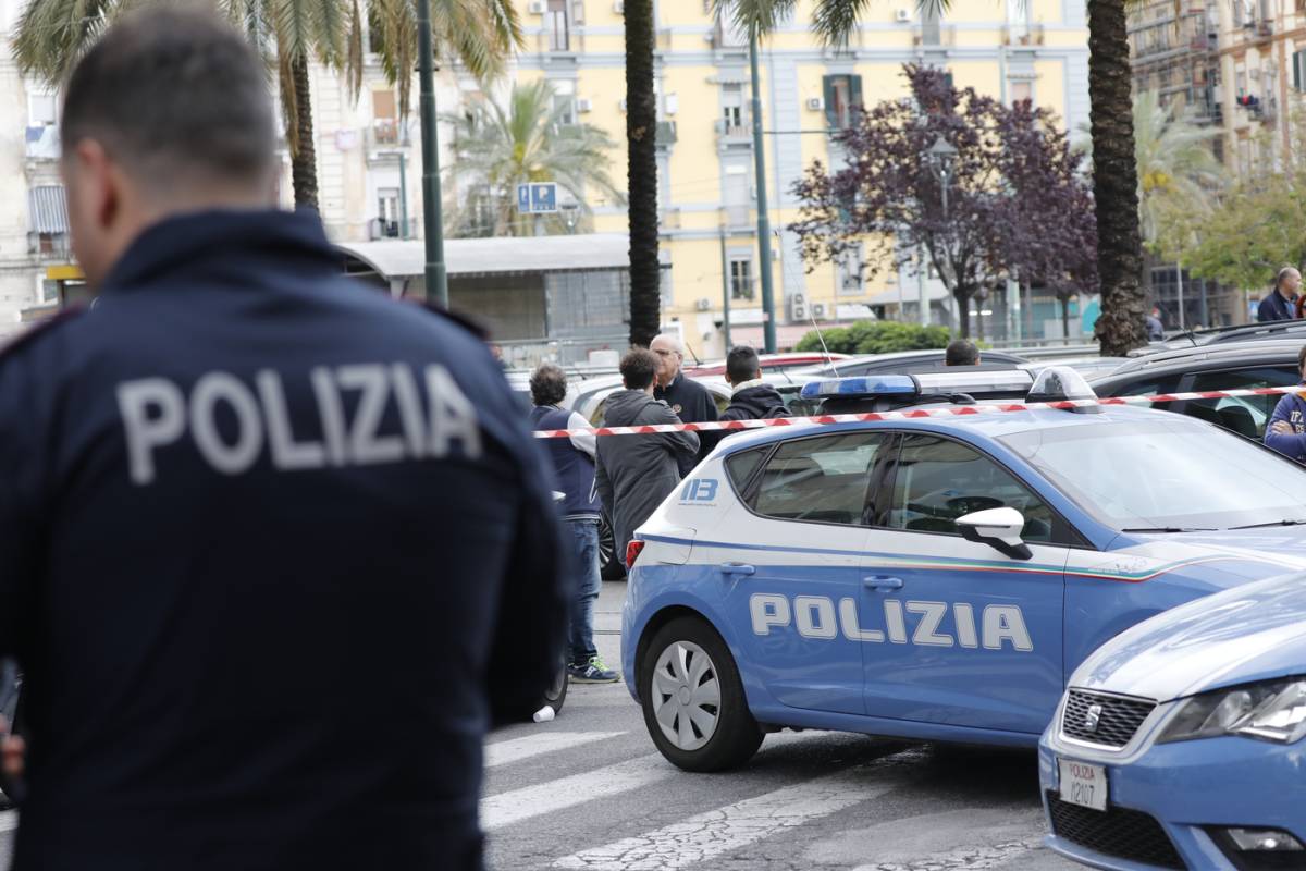 Tensione a Roma, nordafricani circondano agenti per far scappare un presunto spacciatore