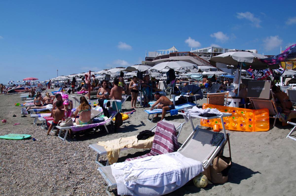 Uno scorcio della spiaggia del litorale di Ostia, considerata secondo il The Telegraph la seconda più brutta d'Europa