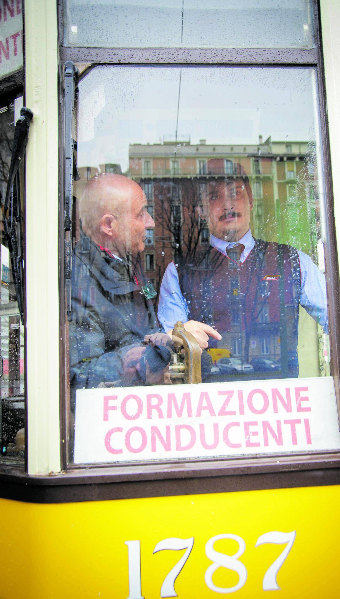 In tram, giorno di scuola per "manetta"