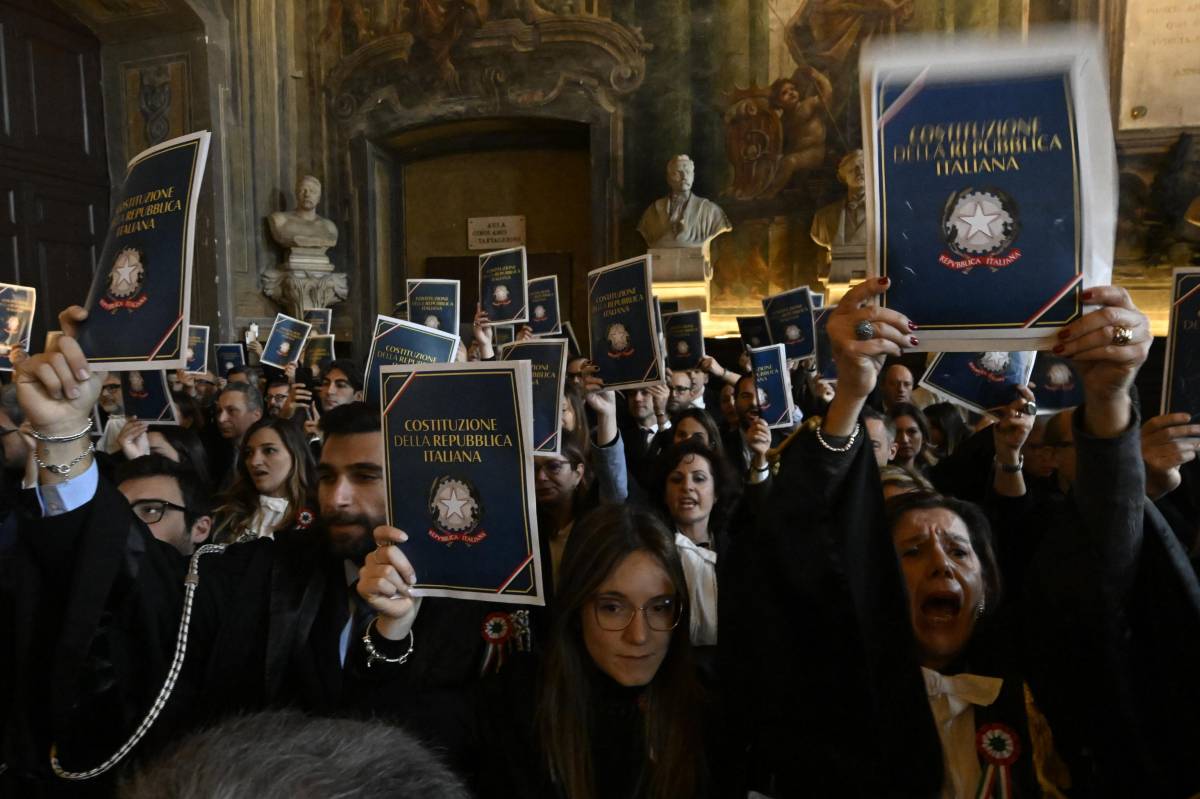 Le toghe mettono in scena la protesta contro Nordio e lasciano tutte le aule d'Italia