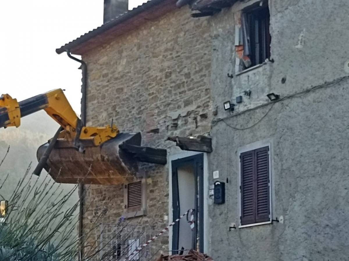 La casa di Mugnai come si presentava dopo l'attacco con l'escavatore