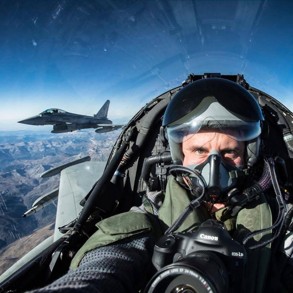 Massimo Sestini durante un servizio fotografico in volo