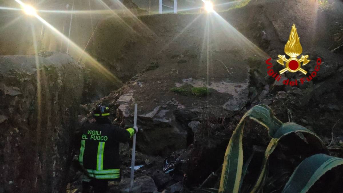 Maltempo, crolla un muraglione a Genova, allagamenti a Firenze