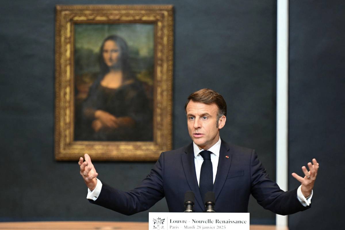 Il presidente francese Macron, durante la conferenza stampa del progetto 'Renaissance du Louvrè'