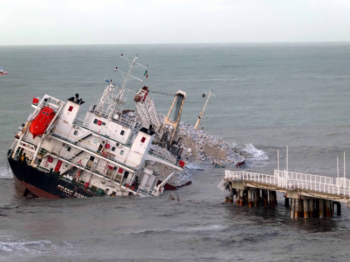 Nave cargo cipriota si schianta sul pontile di Marina di Massa. Rischio ambientale