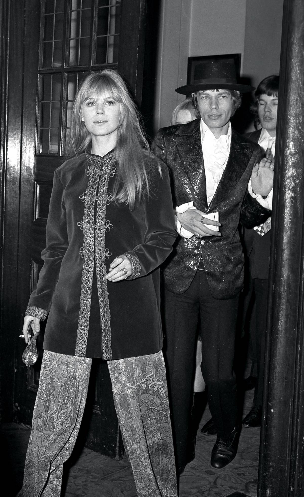 Marianne Faithfull, insieme ad un giovane Mick Jagger nel 1967