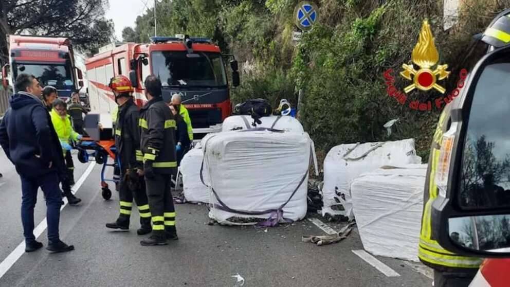 Salerno, camion perde carico e travolge dei ciclisti: un morto e un ferito