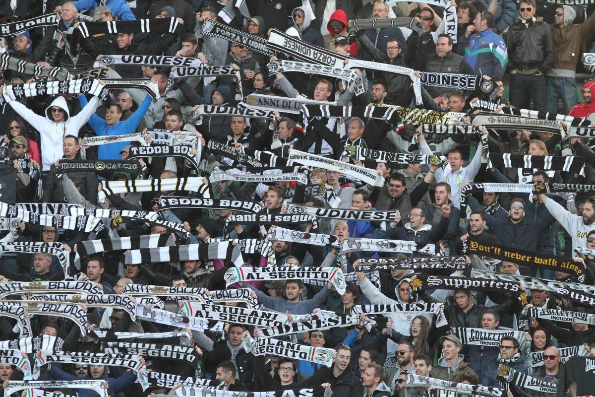 L'assalto al treno dei tifosi con bastoni e manganelli. Cosa è successo a Udine