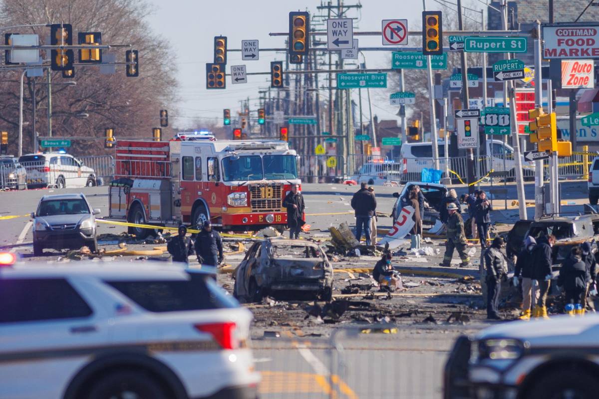 Un altro incidente aereo: eliambulanza si schianta sulle case di Philadelphia