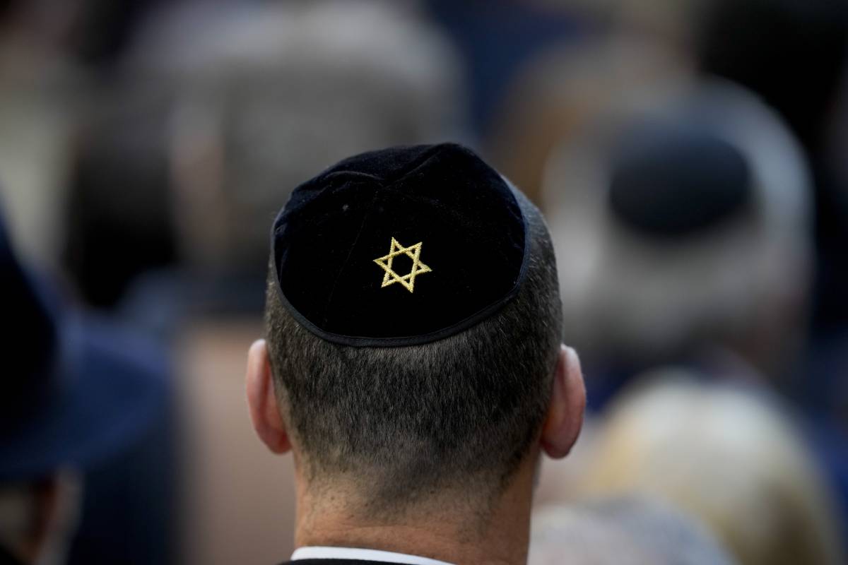 Schiaffi al minore con la kippah, poi la bottiglia contro una donna. L'aggressione choc del rifugiato a Roma