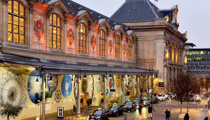 Paura alla Gare d'Austerlitz di Parigi. Gli agenti sparano a un writer armato