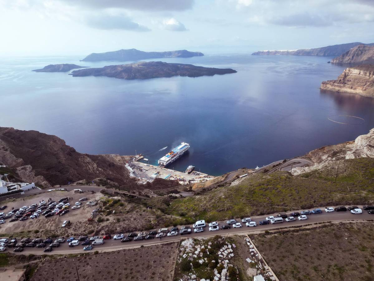 Le scosse, la fila di auto e i 9 mila in fuga: paura a Santorini per il terremoto