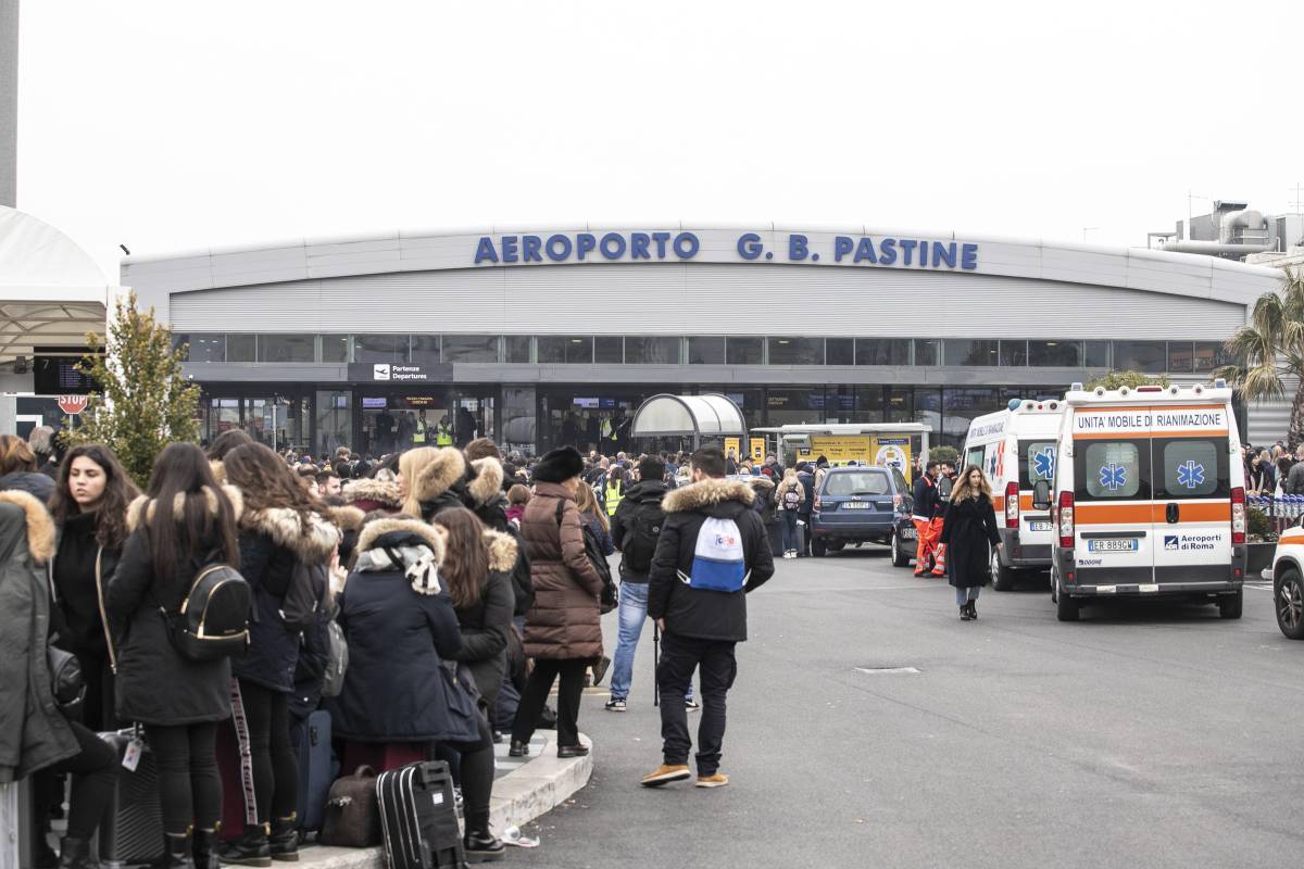 Il fumo, le fiamme, gli aerei bloccati: cosa è successo a Ciampino