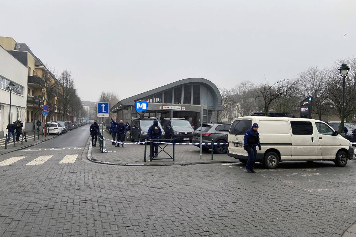 Sparatoria a Bruxelles: caccia all'uomo nella metropolitana