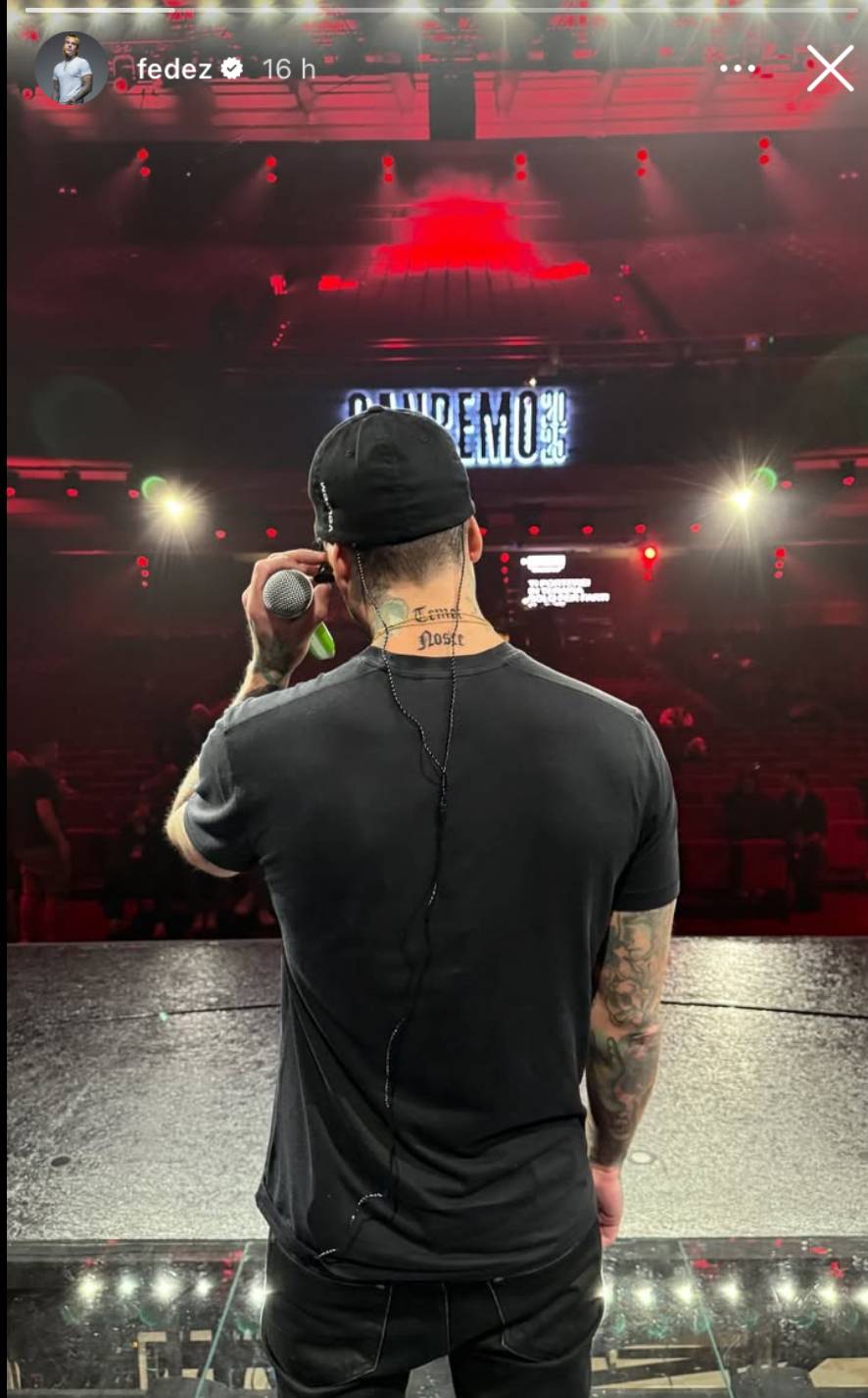 Fedez a Sanremo col nuovo tatuaggio