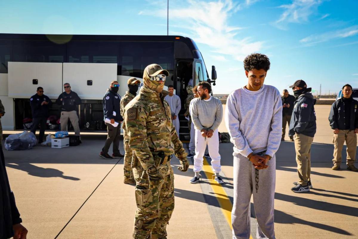 Usa, trasferiti i primi migranti a Guantanamo: prosegue il piano di Trump