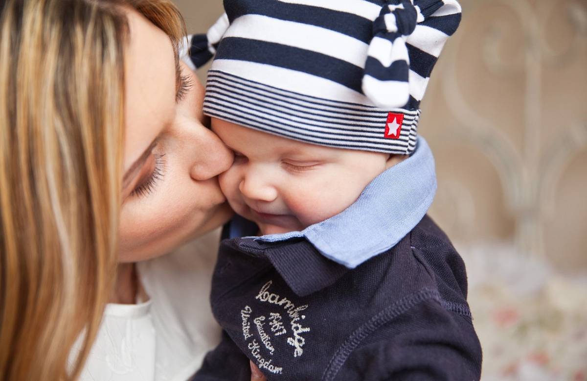 "Attenti a questi rossetti". Così un bacio di mamma ha ustionato la guancia della bimba