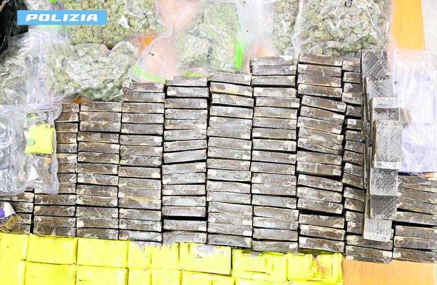 In via Padova sequestrati 76 kg di droga e 350 sigarette elettroniche alla cannabis