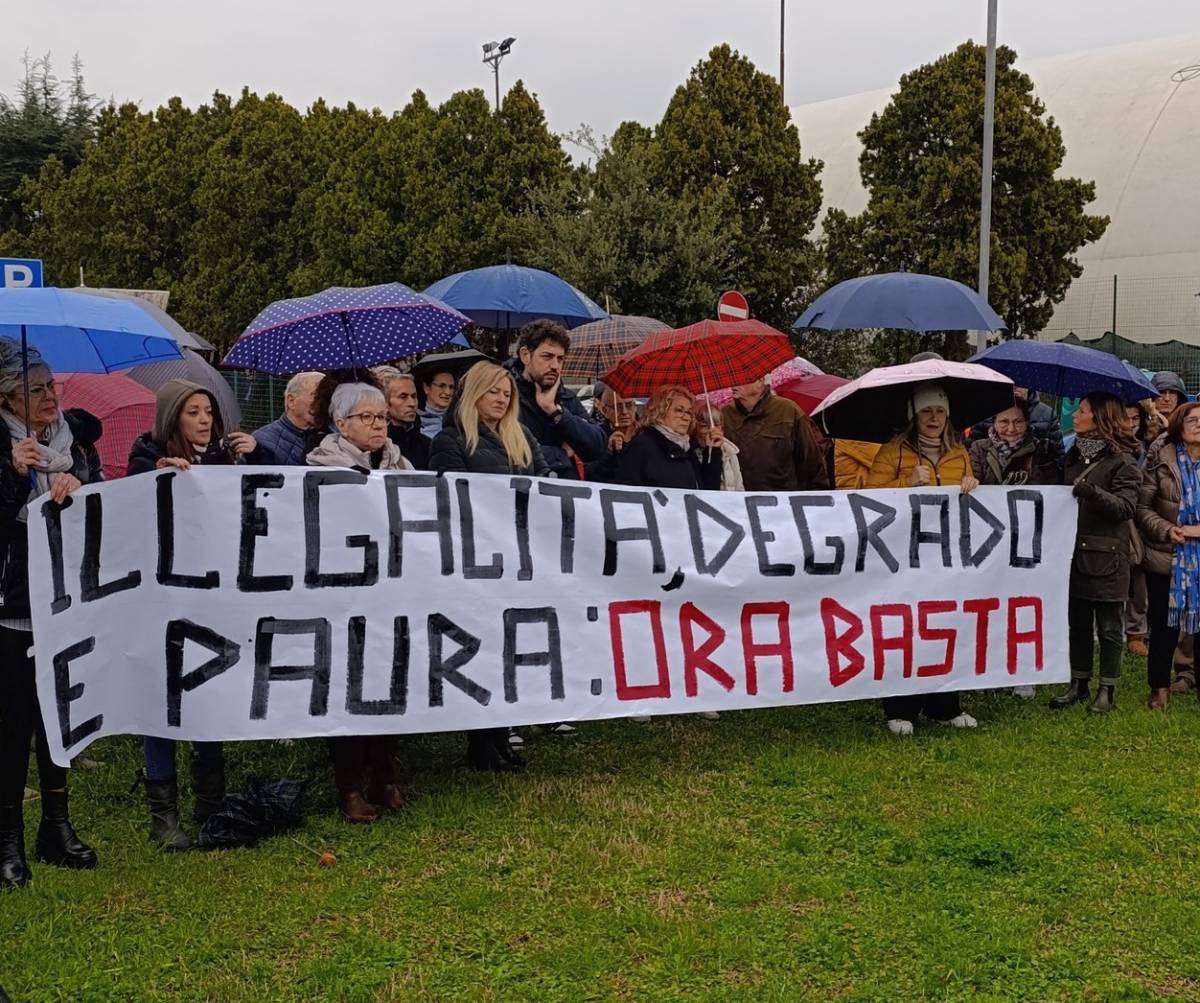 Un momento della protesta dei residenti di Vicofaro