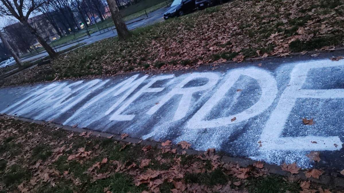 La scritta vandalica davanti alla targa di Torino