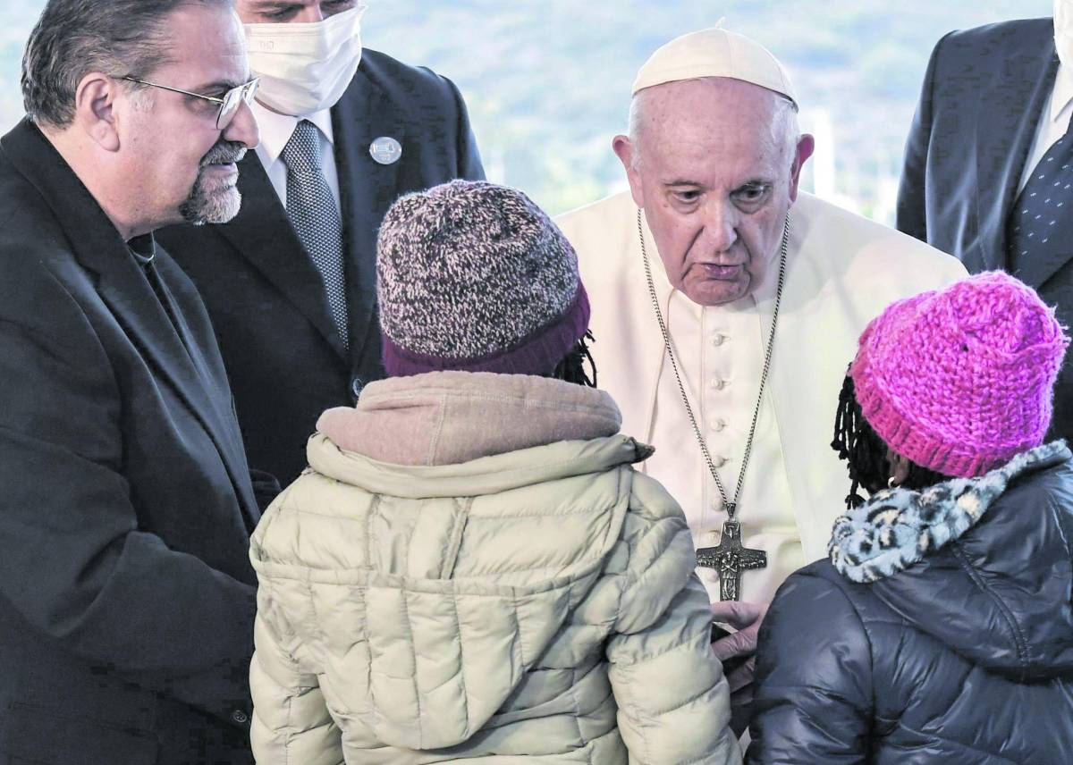 Il Papa ai vescovi Usa: "No alle deportazioni". Lo "zar" di Trump: "Pensi alla sua Chiesa"