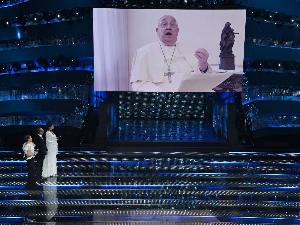 Il Papa benedice il Festival: "La musica è strumento di pace". Poi il mini show di Jovanotti