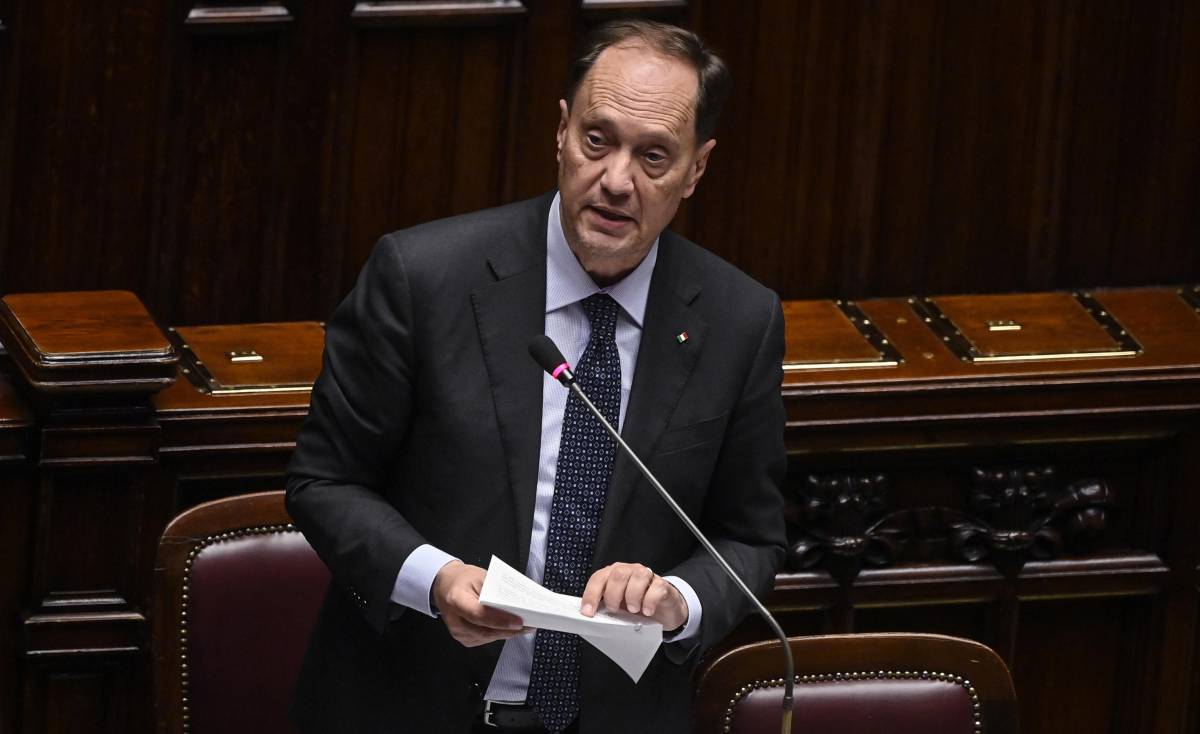 Il governo in Aula sul caso Paragon: "Spiare i cronisti? No, li salviamo"