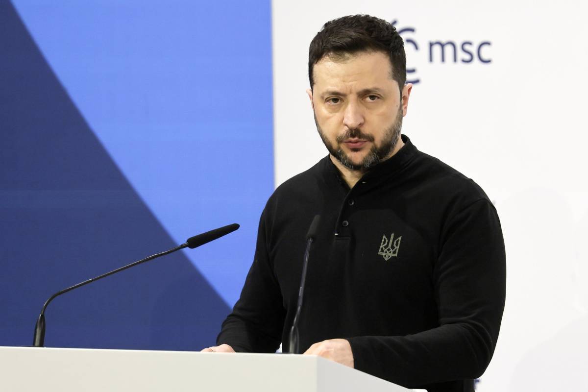 Allarme di Zelensky da Monaco: "Mosca sposta truppe ai confini di 3 Paesi Nato"