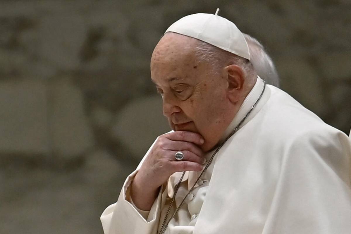 Cos'è la polmonite bilaterale che ha colpito il Papa: sintomi, cause e cure