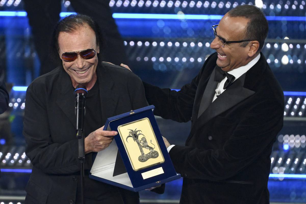 Sanremo, standing ovation per Antonello Venditti: "Premio alla carriera"