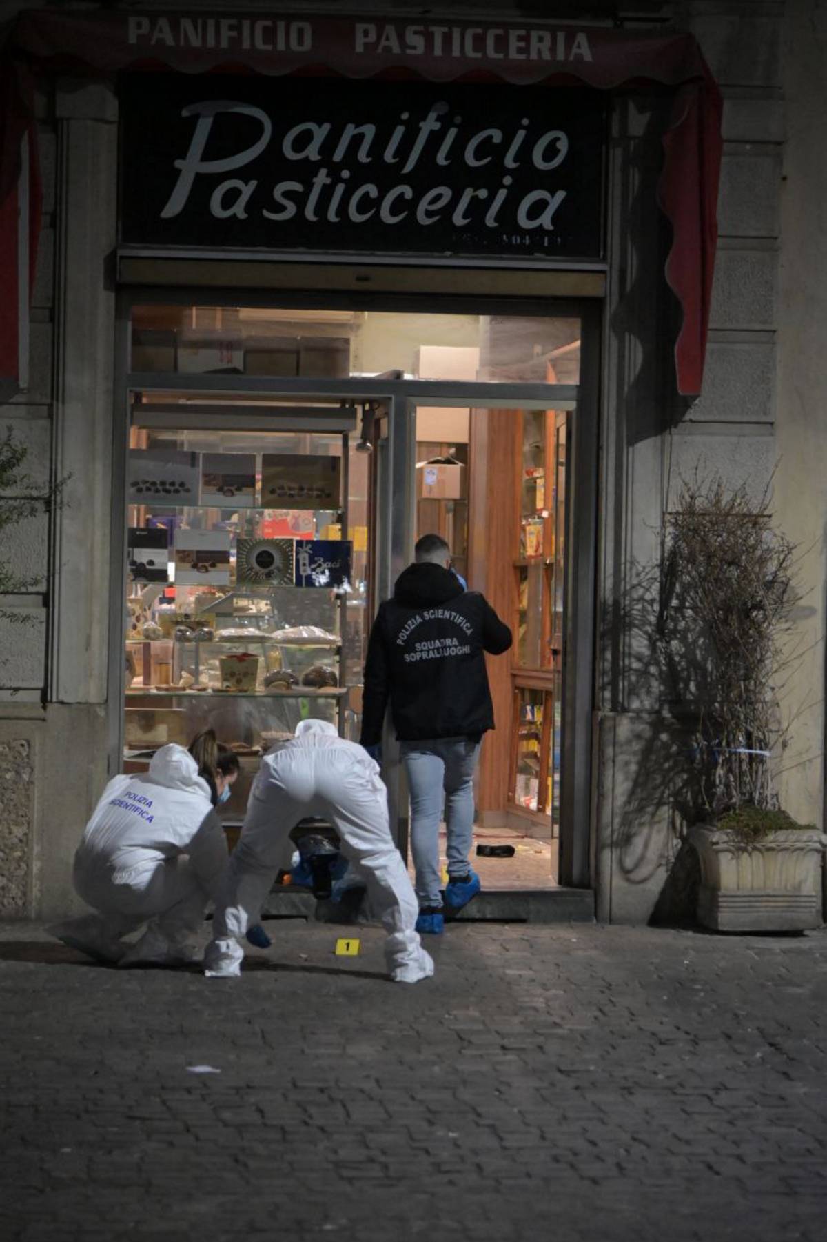 Le risate in panetteria e poi l'inferno. È caccia all'assassino: è pregiudicato