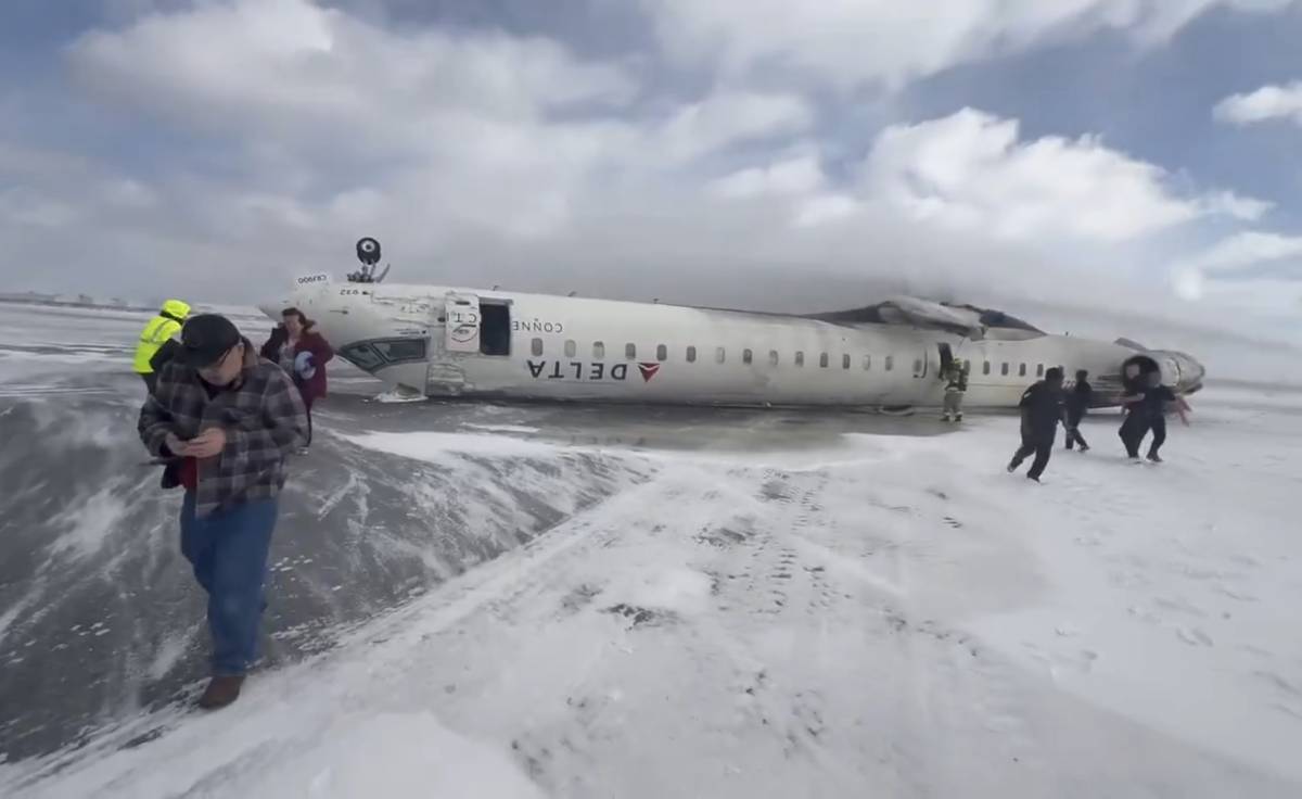 Incidente aereo a Toronto, volo della Delta si ribalta in fase di atterraggio: 15 feriti