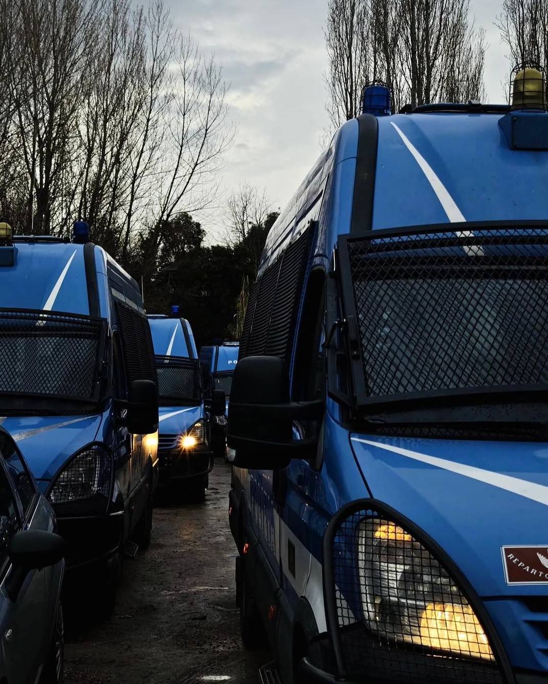 Prima la rapina, poi il ladro accoltella un poliziotto. Paura a Roma: come sta l'agente