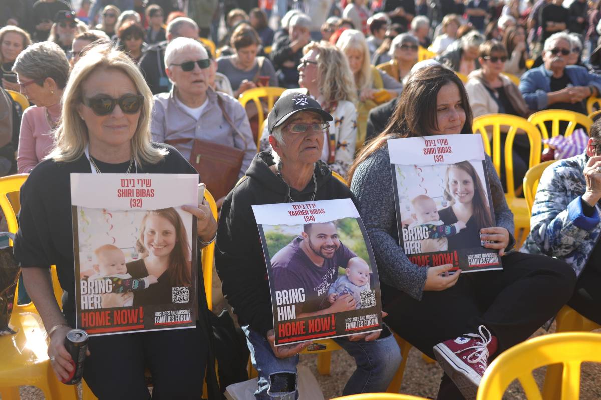 Un sit-in per i fratellini Bibas. "Nonostante l'indifferenza del sindaco"
